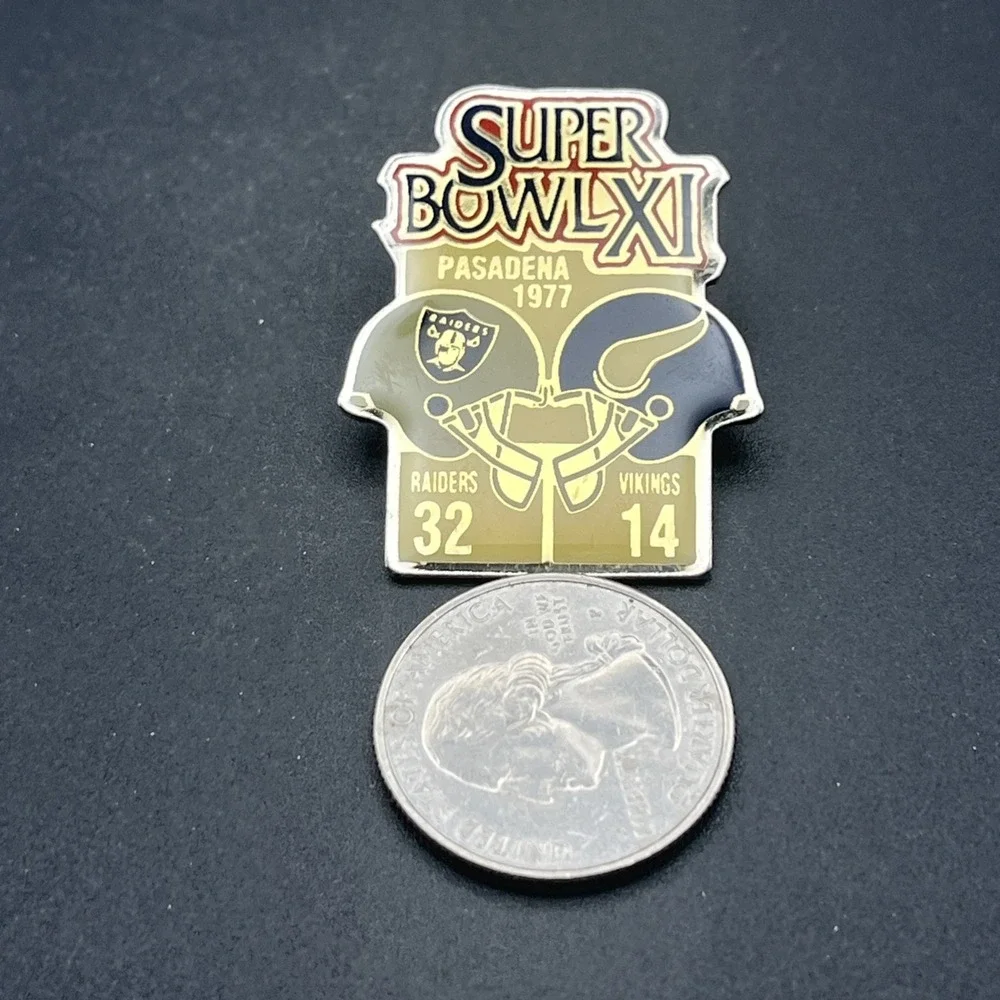 Starline Super Bowl XI Oakland Raiders Minnesota Vikings‎ NFL Lapel Hat Pin